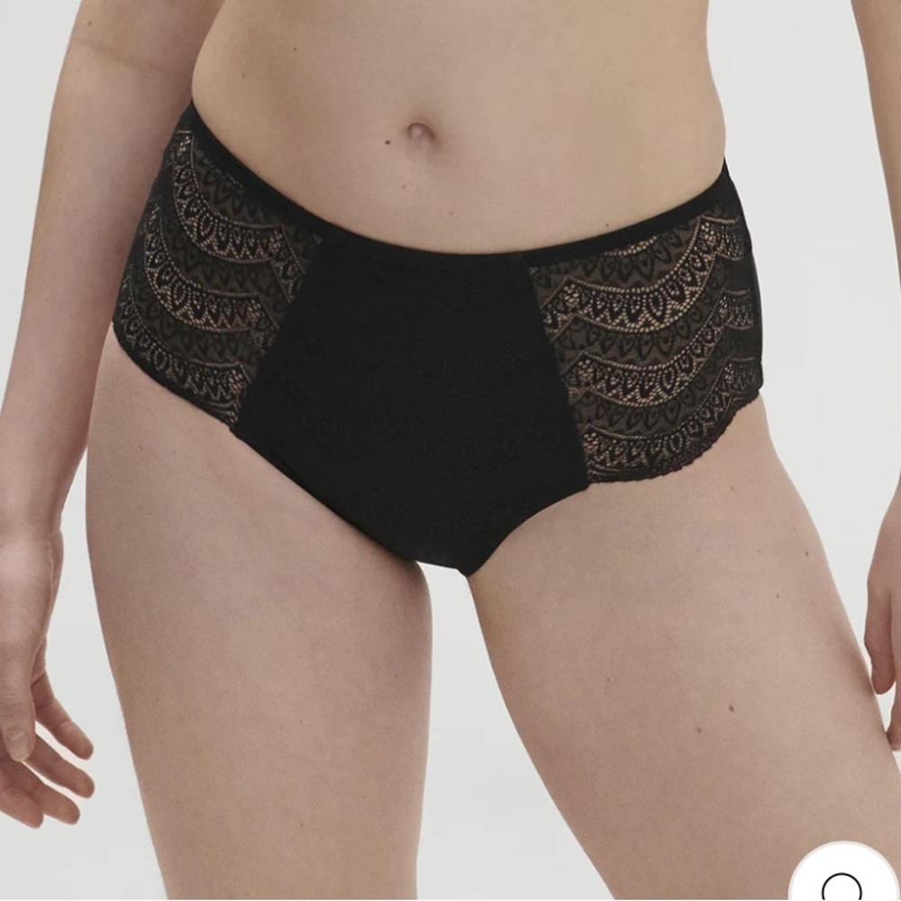 NWT Simone Pérèle Karma Retro
Brief in Black  -  US4